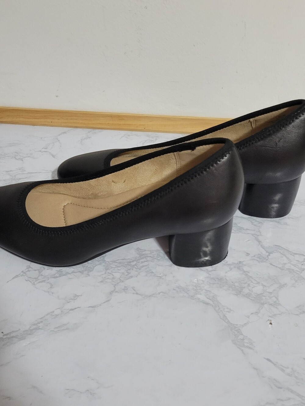 Women's Earth Etrellia Black Pumps, Size 8.5 M - Picture 4 of 6